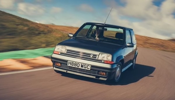 Историята на Renault 5 Turbo започна през 1980 година, и бе продължена като 5 E-Tech EV през 2024. Но този хот-хеч &ndash; 5 GT Turbo , се появи в разгара на най-вълнуващата рали ера. Чудовището беше с 1,4-литров двигател, монтиран зад шофьора, откъдето изпращаше 158 к.с. към задните колела. Автомобили със спецификации за рали спечелиха куп отличия, включително рали Монте Карло през 1981.
Тъй като ралито се промени завинаги с пристигането на Група B през 1982, Renault предприе по-конвенционалния подход с добавяне на турбокомпресор Garrett към своя предно разположен двигател и задвижване на предните колела. При хот-хечовете от това поколение, които сега се превръщат в модерните класически автомобили , има много възможности за избор.
Цените на популярни съвременници като Volkswagen Golf GTI Mk I, Peugeot 205 GTI и Ford Escort XR3i скочиха яко. При Renault 5 GT Turbo поскъпването е по-умерено - в добро състояние, то ще ви излезе около 20 000 евро. Определено може да спечелите от инвестицията.